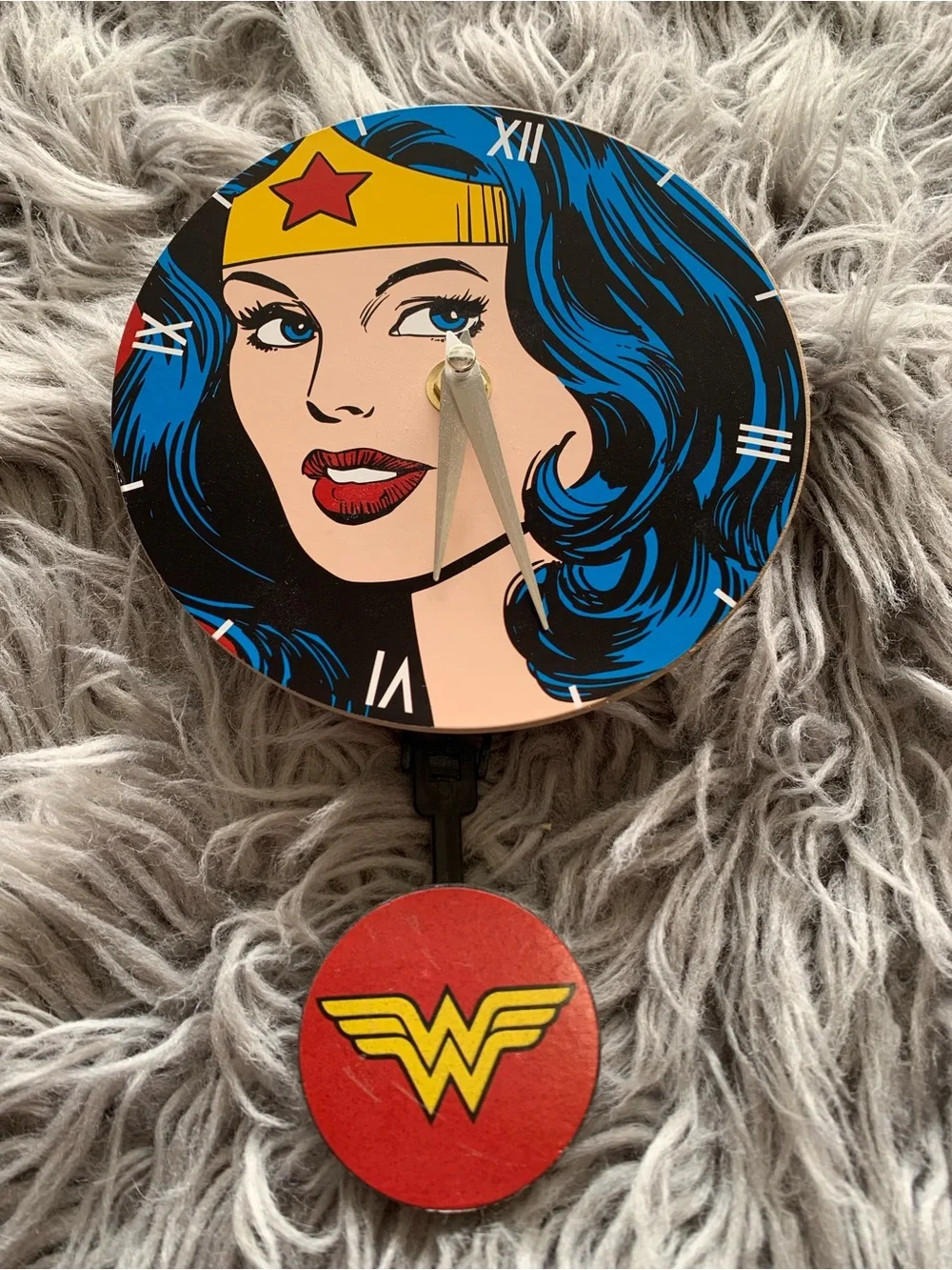 Wonder Woman Face Pop Art Mini Motion Pendulum Wall Clock Battery-Operated